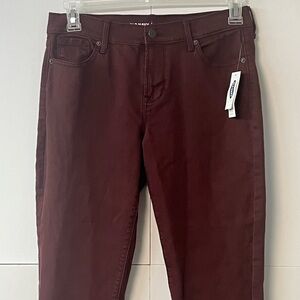 Women’s Old Navy burgundy mid-rise flare jeans. Size 6 Tall.